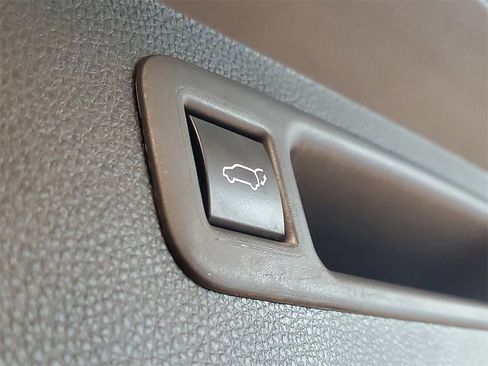 Used 2021 Toyota Highlander XLE image 9