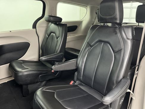 Used 2023 Chrysler Pacifica Touring-L FWD image 17