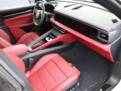 Certified 2025 Porsche Macan 4S Electric AWD/4WD image 32