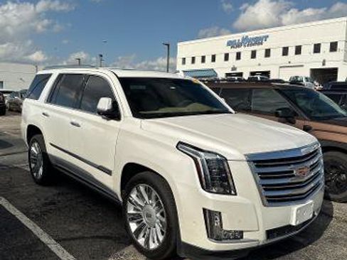 Used 2018 Cadillac Escalade Platinum AWD/4WD image 2