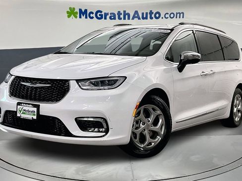 Used 2023 Chrysler Pacifica Limited FWD image 2