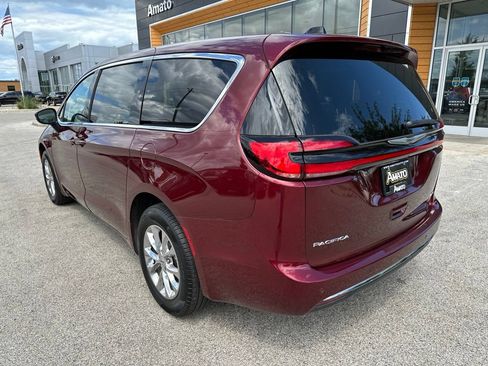 Used 2023 Chrysler Pacifica Touring-L AWD/4WD image 9