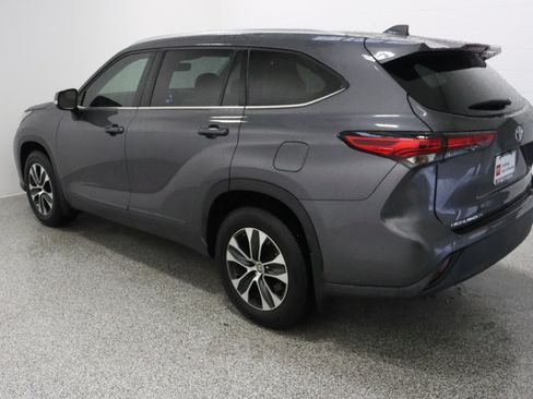 Used 2021 Toyota Highlander XLE FWD image 9