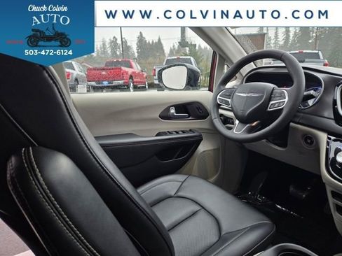 Used 2024 Chrysler Pacifica Touring-L image 18