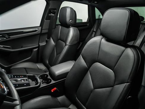 Used 2025 Porsche Macan image 5