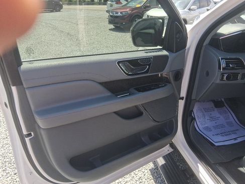 Used 2018 Lincoln Navigator Select RWD image 6