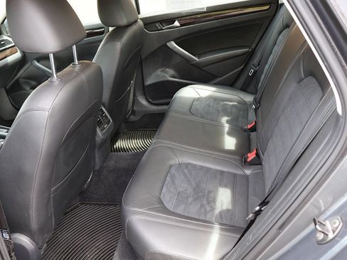 Used 2014 Volkswagen Passat 3.6 SEL Premium FWD image 19