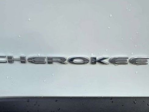 Used 2020 Jeep Cherokee Limited image 23