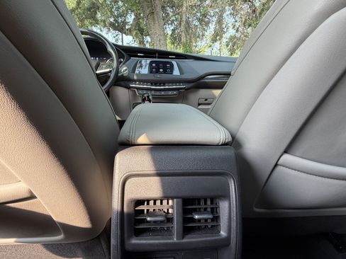 Used 2021 Cadillac XT4 Premium Luxury FWD image 38