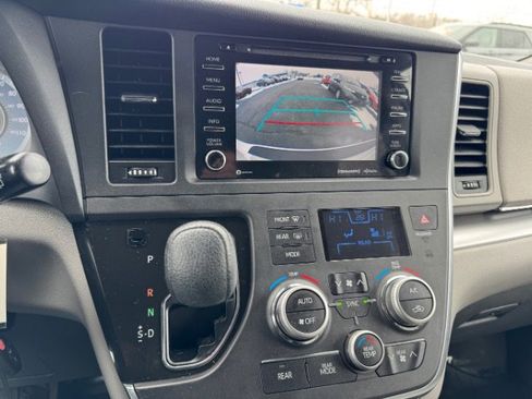 Used 2018 Toyota Sienna LE image 20