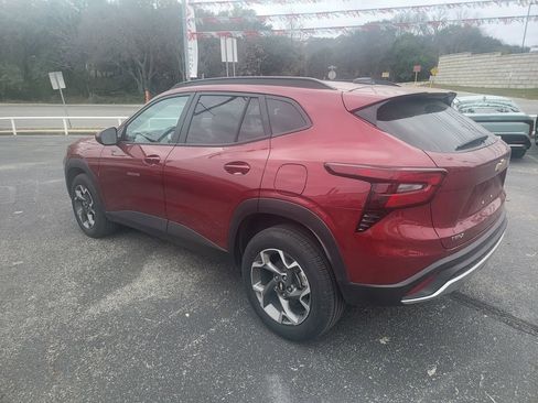 Used 2025 Chevrolet Trax LT w/ LT Convenience Package image 11