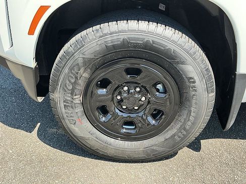 Used 2023 Nissan Frontier S RWD image 7