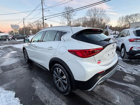 Used 2018 INFINITI QX30 Premium w/ Navigation Package image 3