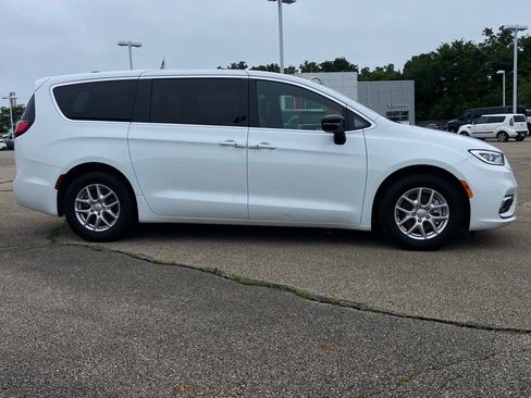 Used 2025 Chrysler Pacifica Select FWD image 2