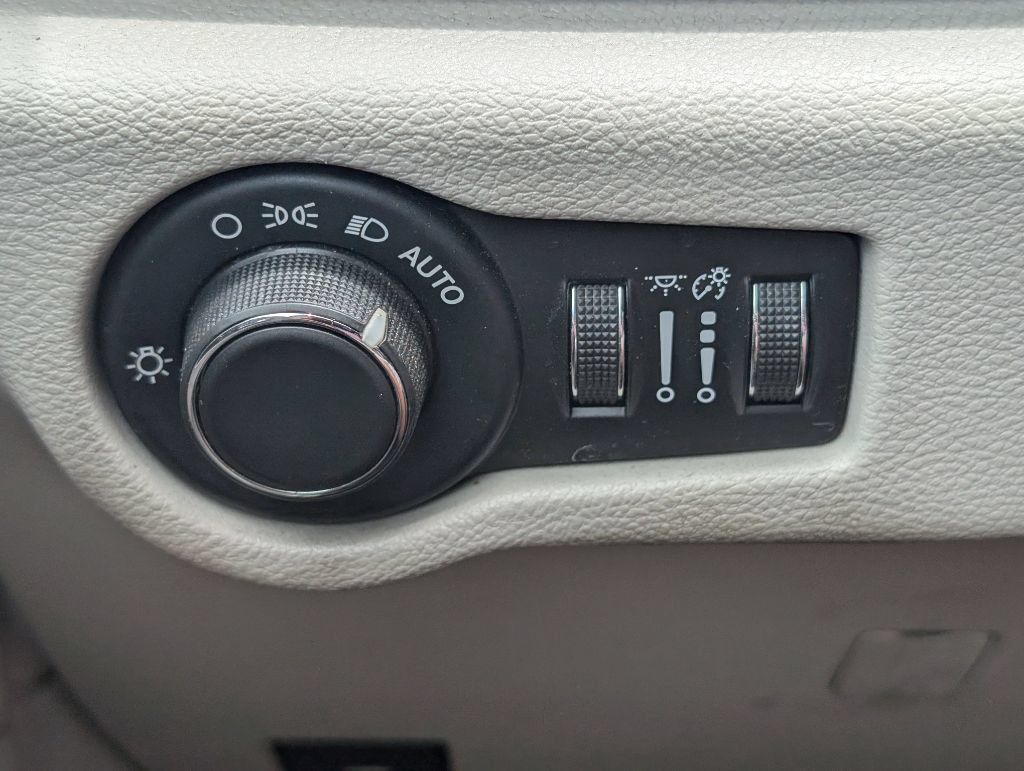 Used 2017 Chrysler Pacifica Touring FWD image 12