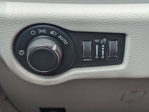 Used 2017 Chrysler Pacifica Touring FWD image 12