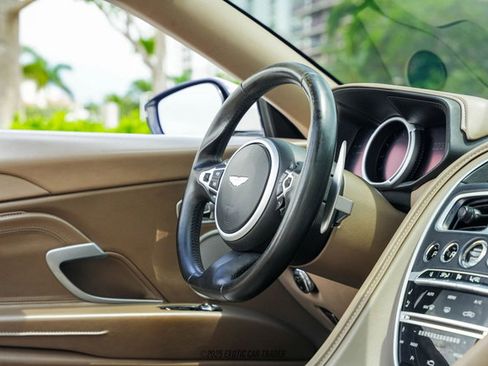 Used 2019 Aston Martin DB11 Volante image 40
