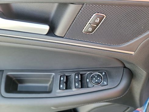 Used 2023 Ford Edge SEL image 11