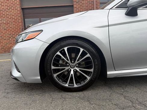 Used 2018 Toyota Camry SE image 4