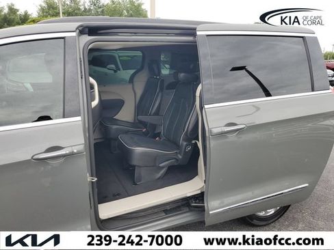 Used 2022 Chrysler Pacifica Limited FWD image 10