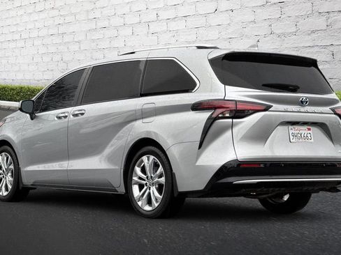 Used 2023 Toyota Sienna Platinum image 6