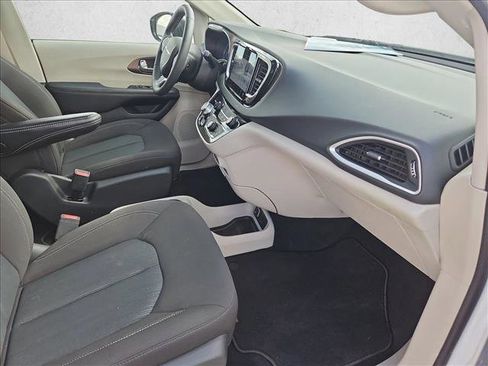 Used 2024 Chrysler Voyager LX image 21