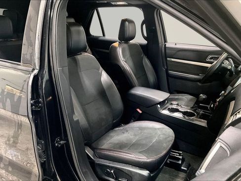 Used 2018 Ford Explorer XLT w/ XLT Appearance Package image 29