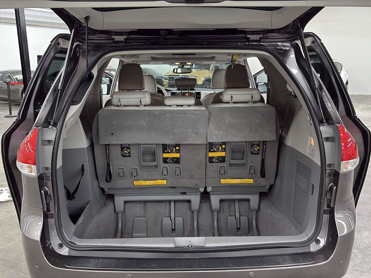 Used 2011 Toyota Sienna XLE w/ Premium Pkg FWD image 17