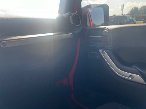 Used 2017 Jeep Wrangler Unlimited Sahara AWD/4WD image 15