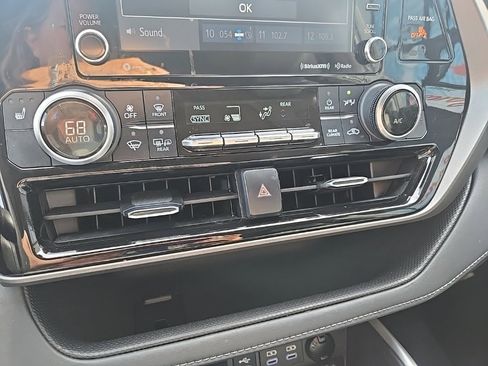 Used 2022 Toyota Highlander XLE image 7