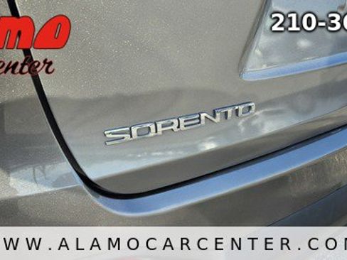 Used 2017 Kia Sorento L image 13