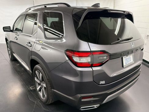 Certified 2024 Honda Pilot Touring image 3