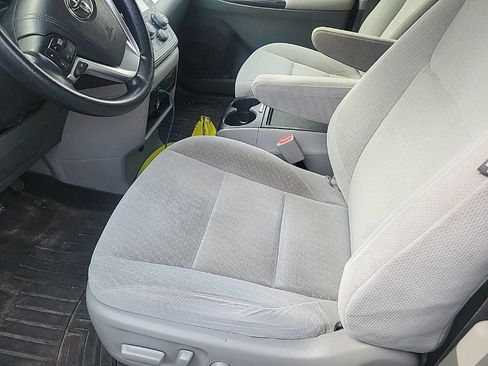 Used 2016 Toyota Sienna LE AWD/4WD image 10