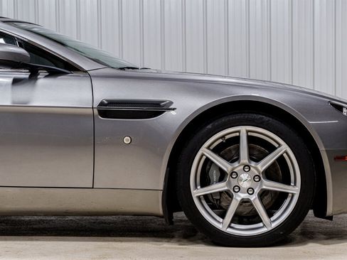 Used 2008 Aston Martin V8 Vantage Roadster RWD image 25