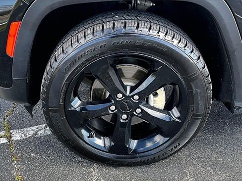 Used 2023 Jeep Grand Cherokee Altitude image 34