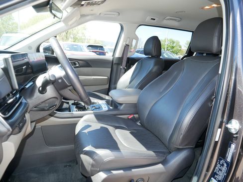 Used 2025 Kia Carnival FWD image 35