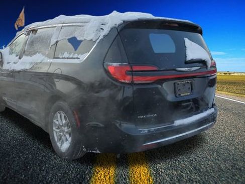 Certified 2024 Chrysler Pacifica Touring-L image 29