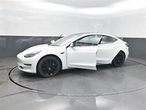 Used 2018 Tesla Model 3 Mid Range image 33