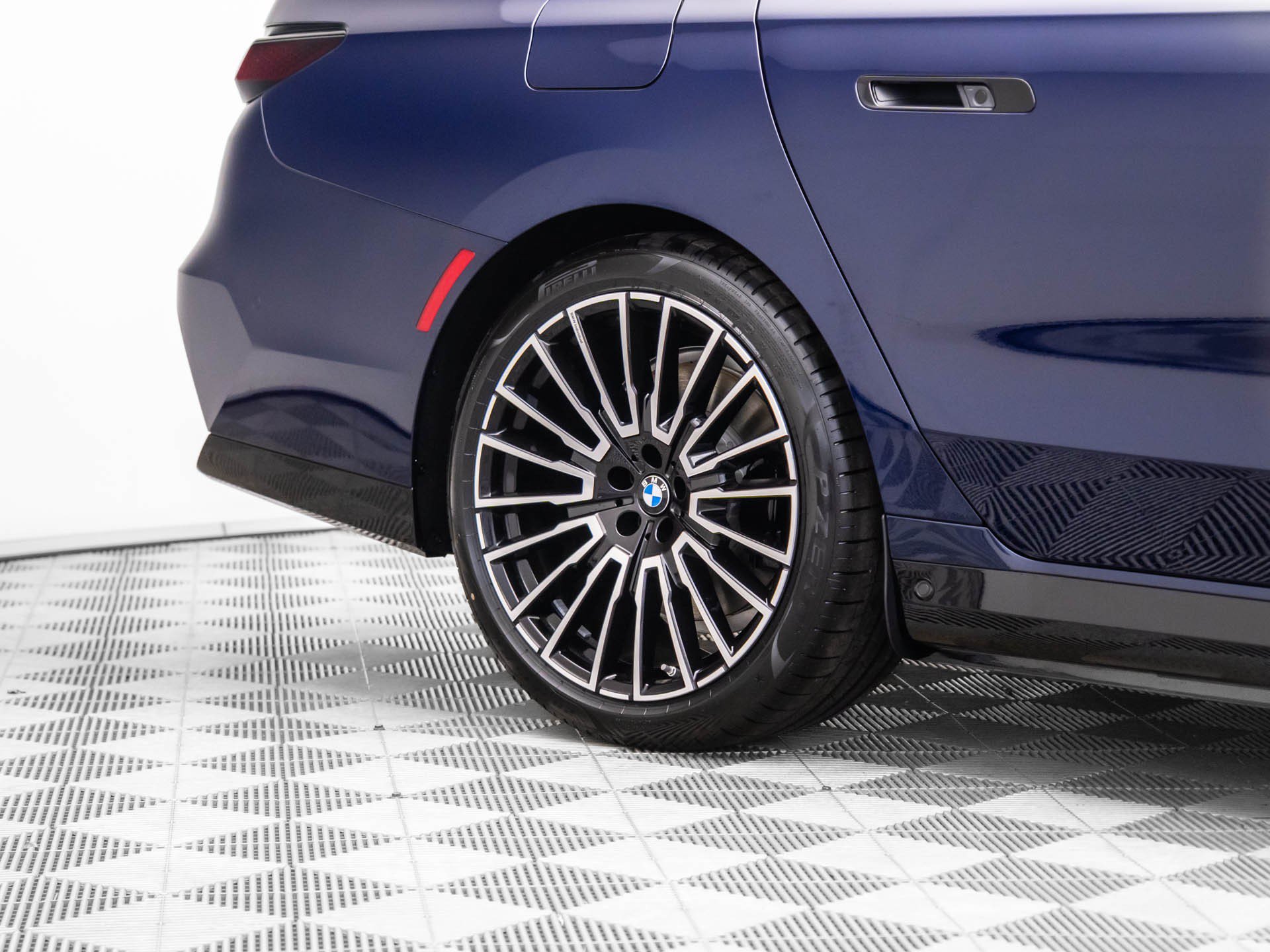 Used 2026 BMW 750e xDrive w/ Executive Package AWD/4WD image 40