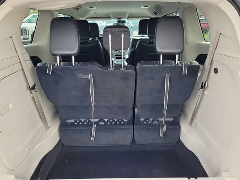 Used 2023 Chrysler Pacifica Touring-L FWD image 11