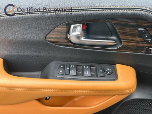 Used 2023 Chrysler Pacifica Pinnacle FWD image 12