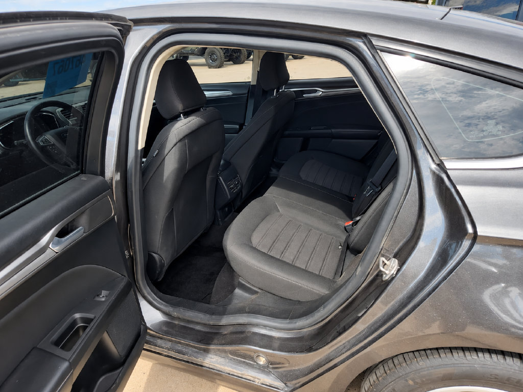 Used 2020 Ford Fusion SE FWD image 11