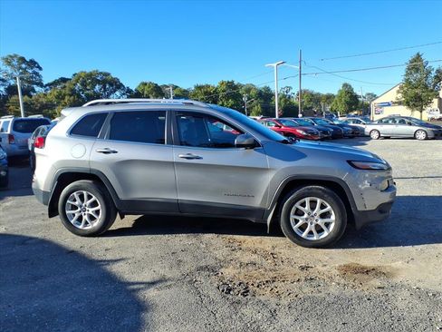 Used 2017 Jeep Cherokee Latitude image 4