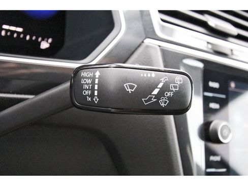 Used 2023 Volkswagen Tiguan SE FWD image 18