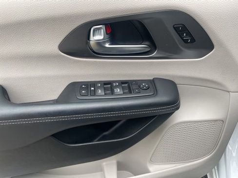 Used 2024 Chrysler Pacifica Touring-L FWD image 19