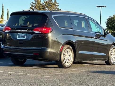 Used 2021 Chrysler Voyager Lxi image 8