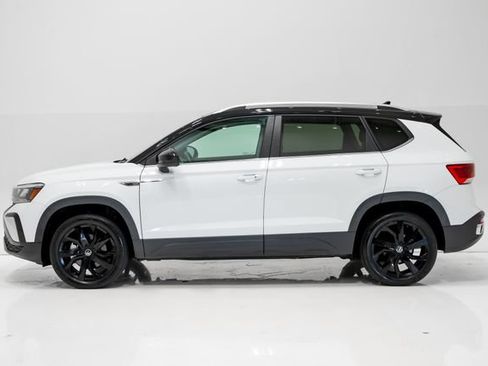 Used 2023 Volkswagen Taos SE w/ Panoramic Sunroof Package FWD image 26