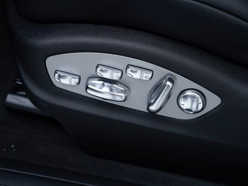 Certified 2025 Porsche Macan AWD/4WD image 15