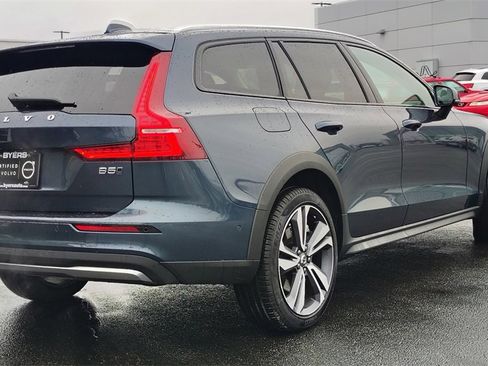 Certified 2025 Volvo V60 B5 Cross Country Plus image 3