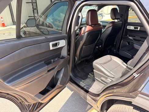 Used 2020 Ford Explorer Platinum w/ Premium Technology Package AWD/4WD image 11